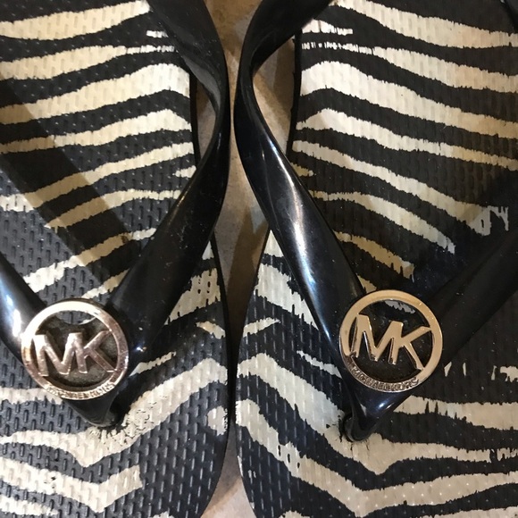 ▪️MICHAEL KORS Zebra Flip Flops - Picture 2 of 8